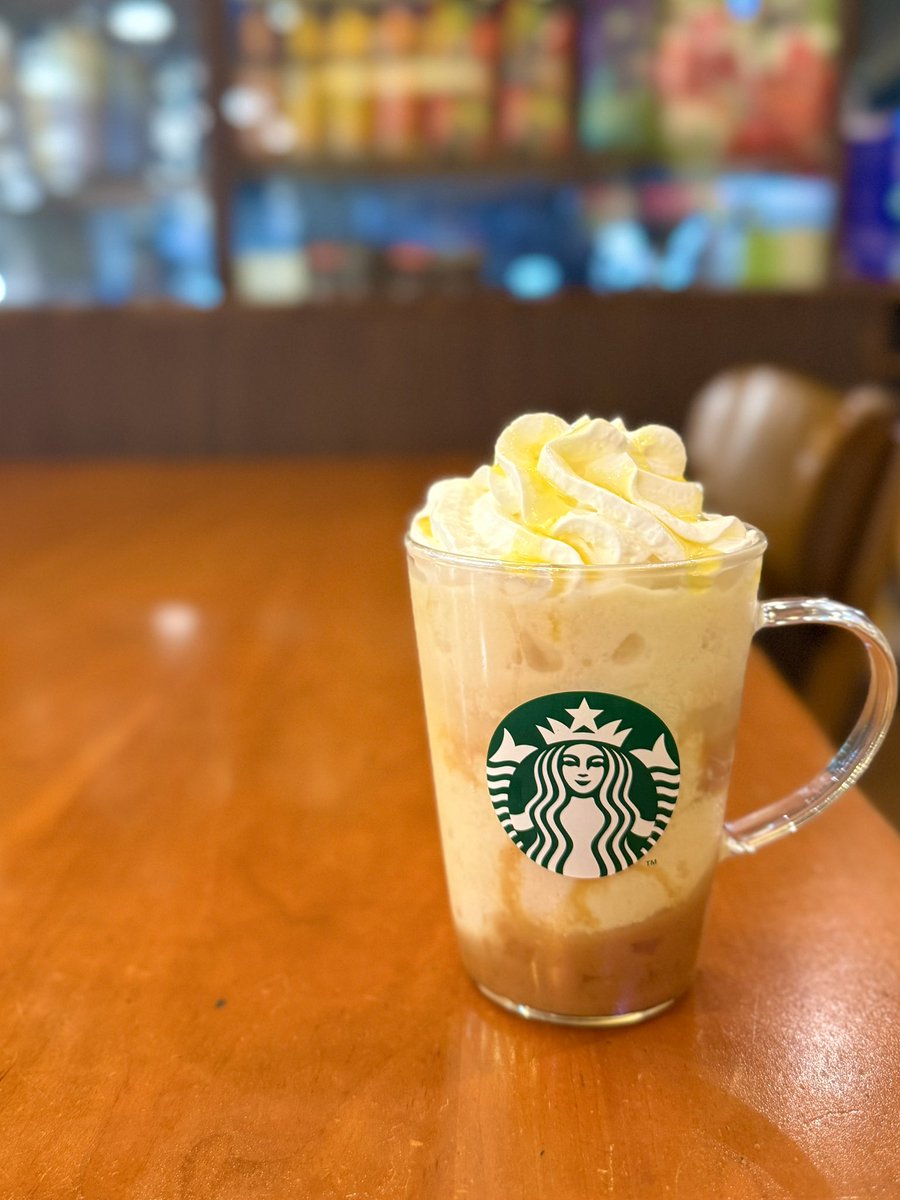スタバ 洋なし生キャラメルフラペチーノ

組み合わせ的に極甘系かと思いや意外とサッパリ爽やか
底部の洋なしゴロゴロ果肉と生キャラメルを合わせたソースもキャラメルが前に出過ぎずほんのり洋なしを支える感じ
ホイップの上の黄金色シロップは程良い酸味のラフランスソース🍐✨

#スタバ新作