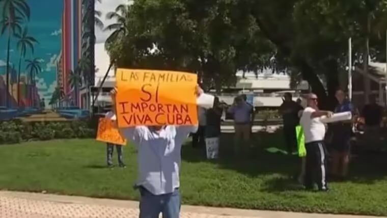 🇨🇺✊ En pleno corazón de Miami, cubanos alzaron la voz: “¡Viva la familia cubana!”  
Rechazan el bloqueo, las restricciones y la agresión política que asfixia a su pueblo.  
La dignidad no tiene fronteras.  
#UnidosXCuba