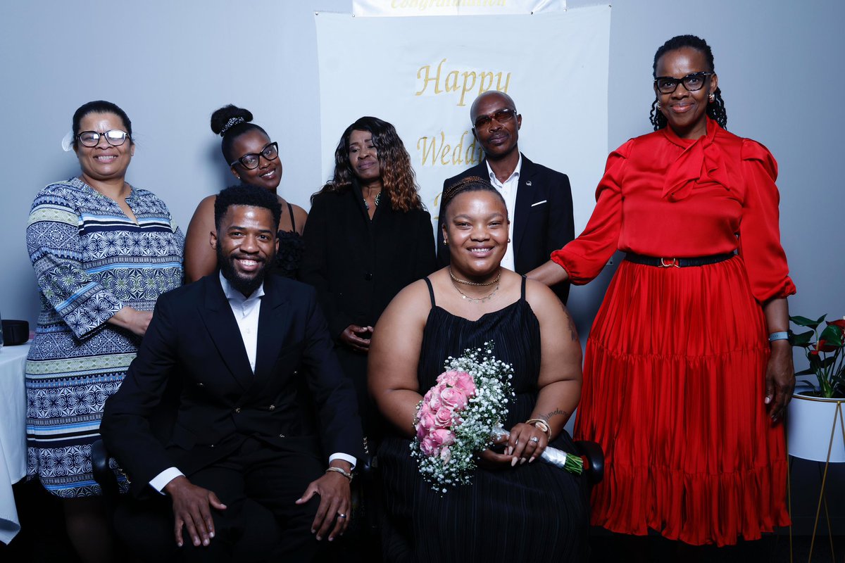 Leon_Schreib's tweet image. Ladies and gentlemen, it is my great honour to present to you for the very first time: Mr and Mrs Nozibele!

They were originally set to be married at Germiston Home Affairs on 12 August, which is also Nthabiseng’s birthday, when criminals set fire to the office and ruined their…