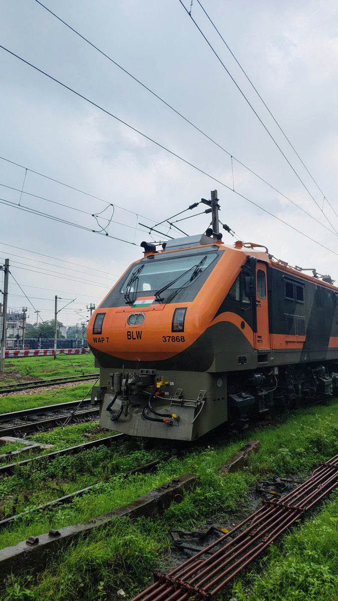 TheRailDiary's tweet photo. "Behold the beast in its new avatar! 🚄✨ The WAP-7 flaunts a sleek, aerodynamic look – blending power with style for the future of Indian Railways. 🇮🇳⚡"
Banaras Locomotive Works (BLW)
#IndianRailways #Railfan #trains #wap7 #banaras #aerodyamic #locomotive https://t.co/WUtnhUurDz