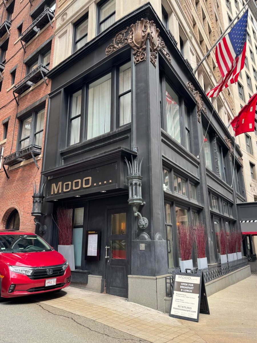 isabelle_lemerA's tweet image. Stopped by Mooo... for a meal. The exterior looks so chic, and I&apos;m excited to try their food. Let&apos;s see how it goes! 🚗🍴