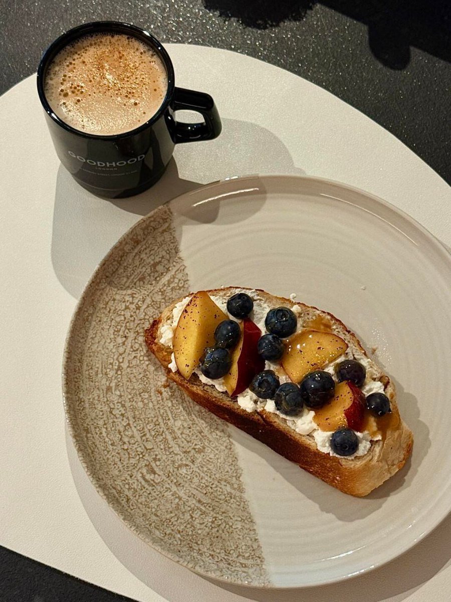 isabelle_lemerA's tweet image. Starting the day with this yummy toast topped with fresh fruits and a cup of coffee. Simple pleasures make mornings better. ☀️🍞☕️