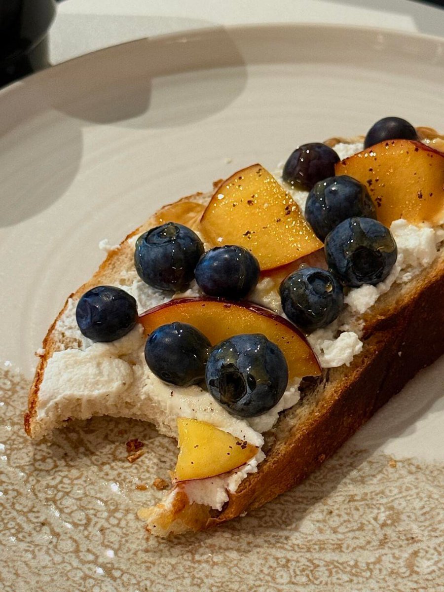 isabelle_lemerA's tweet image. Starting the day with this yummy toast topped with fresh fruits and a cup of coffee. Simple pleasures make mornings better. ☀️🍞☕️