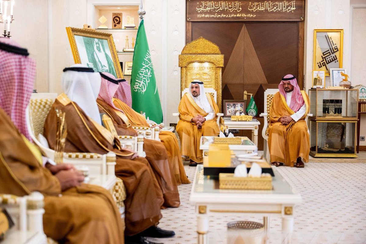 EmarahAlQassim's tweet photo. أكد سموه أهمية الدور الحيوي الذي تضطلع به الغرف التجارية واللجان الوطنية في دعم التنمية الاقتصادية وتعزيز القطاع الصناعي، بما يتماشى مع مستهدفات رؤية السعودية2030..

سمو #أمير_منطقة_القصيم بحضور سمو نائبه ، يستقبل رئيس غرفة القصيم وأعضاء اللجنة الوطنية الصناعية بإتحاد الغرف السعودية