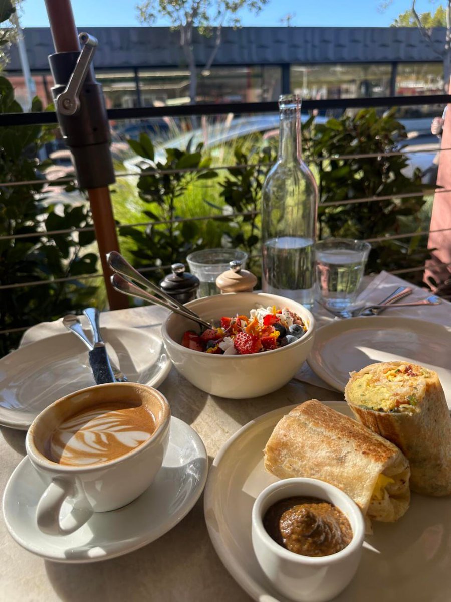 isabelle_lemerA's tweet image. Had a lovely brunch at this cute outdoor spot. The latte, wrap, and fruit bowl were all so good. Perfect way to enjoy the sunny day. ☀️🍳☕️