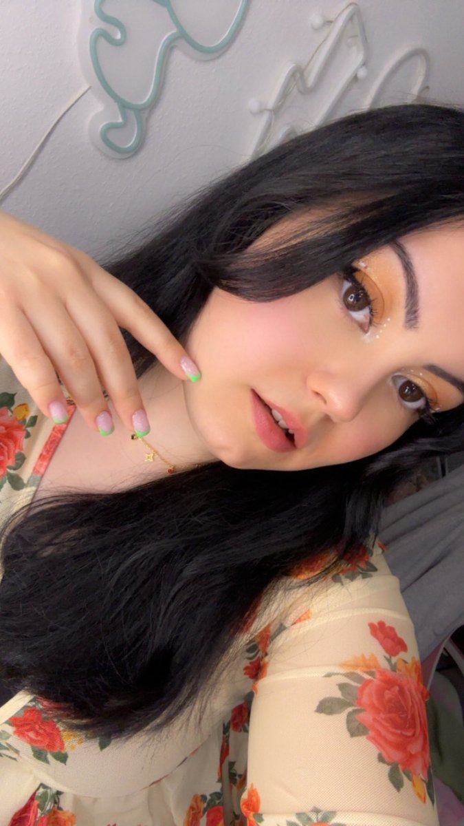 RoseyAy1009's tweet photo. I am 25 ✨ https://t.co/JSpBwrFPUX