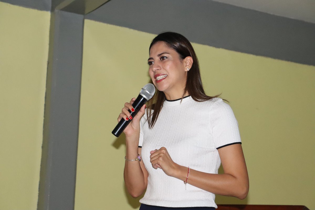 Infocol_Col's tweet photo. La Comisionada Presidenta del Infocol Paulina Urzúa, asistió a las instalaciones del Cbtis 157 a dar una platica al alumnado denominada: "Las Redes Ni me Tratan; Ni Me Enganchan". Al finalizar la Presidenta Municipal de Villalvarense; Tey Gutiérrez, le entregó una constancia. https://t.co/SmLYMeEI21