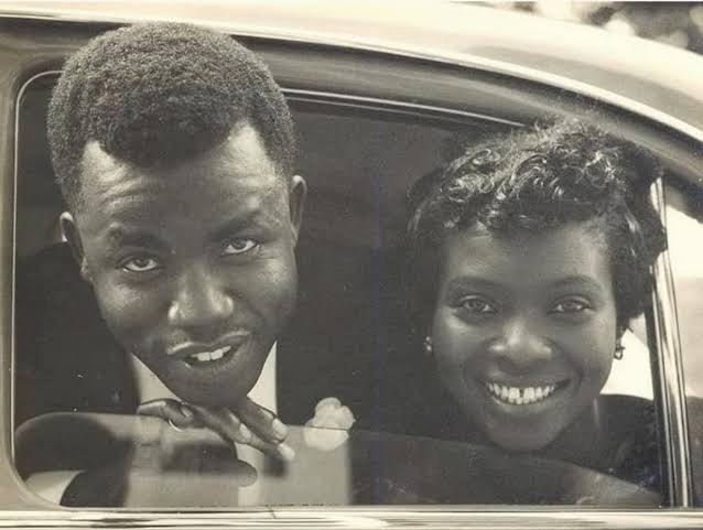 64 years ago today (September 10, 1961), writer Chinua Achebe married his wife, Chinwe Okoli🧵