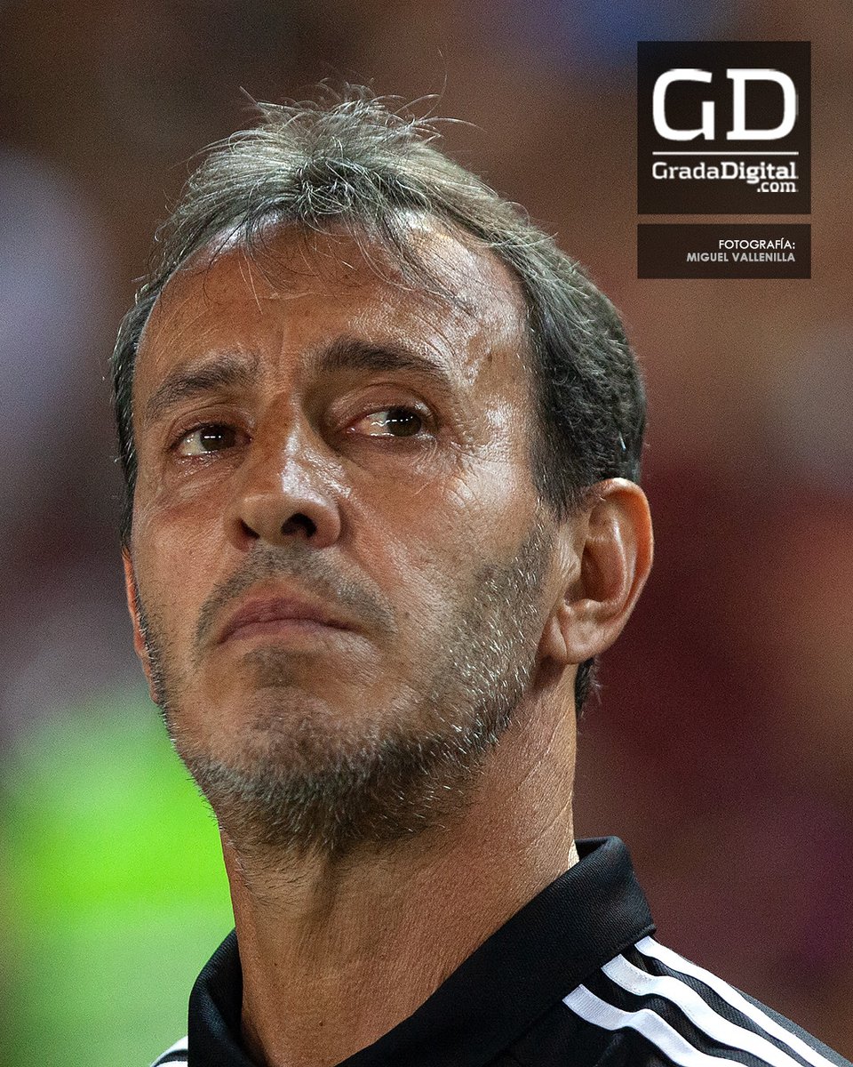 GradaDigital's tweet photo. 💔 Las lágrimas de Batista al sonar el Himno reflejan el sueño que tenía y que finalmente se rompió. Luchó, sintió cada gol, pero no bastó. Pidió perdón y se fue en silencio. El camino al Mundial deberá esperar, con tiempo y unión.  

#Vinotinto https://t.co/xx4xgLVmvN