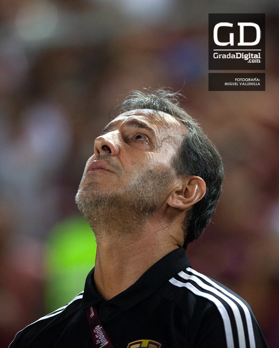 GradaDigital's tweet photo. 💔 Las lágrimas de Batista al sonar el Himno reflejan el sueño que tenía y que finalmente se rompió. Luchó, sintió cada gol, pero no bastó. Pidió perdón y se fue en silencio. El camino al Mundial deberá esperar, con tiempo y unión.  

#Vinotinto https://t.co/xx4xgLVmvN