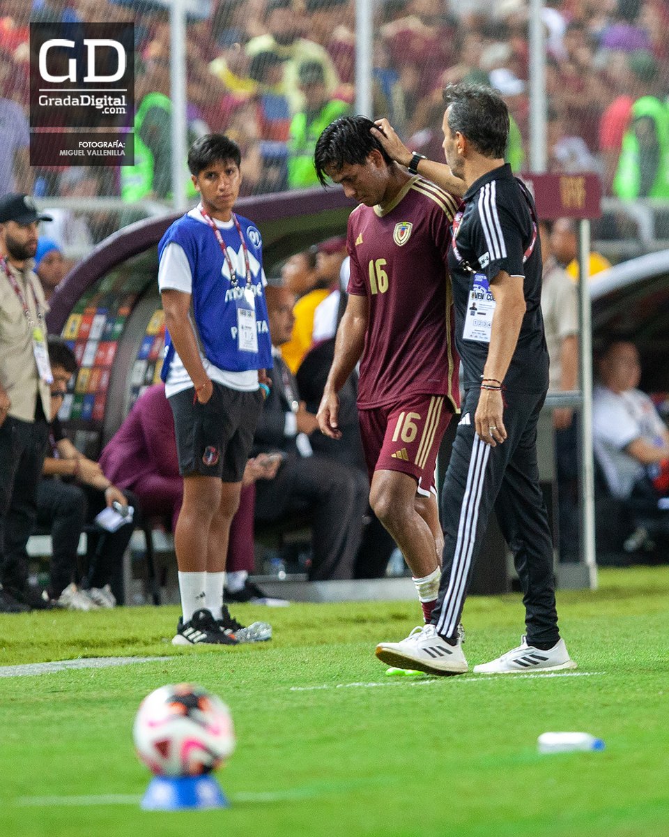GradaDigital's tweet photo. 💔 Las lágrimas de Batista al sonar el Himno reflejan el sueño que tenía y que finalmente se rompió. Luchó, sintió cada gol, pero no bastó. Pidió perdón y se fue en silencio. El camino al Mundial deberá esperar, con tiempo y unión.  

#Vinotinto https://t.co/xx4xgLVmvN