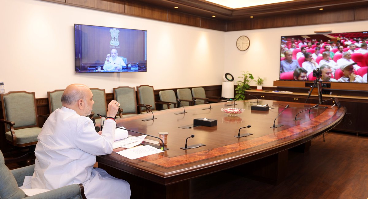 AmitShah's tweet photo. गांधीनगर लोकसभा क्षेत्र विकास व ज��कल्याण के पथ पर निरंतर आगे बढ़ रहा है। गांधीनगर के साणंद विधानसभा में आज ₹66 करोड़ की लागत के विभिन्न कार्यों का वीडियो कॉन्फ्रेसिंग के माध्यम से लोकार्पण और शिलान्यास किया। वृक्षारोपण, स्ट्रीट लाइट, सड़क, जल निकासी, स्कूल और आंगनवाड़ी केंद्र के इन कार्यों से साणंद वासियों का जनजीवन और भी सुगम, स्वस्थ और सुविधासंपन्न बनेगा।

ગાંધીનગર લોકસભા ક્ષેત્ર વિકાસ અને લોકકલ્યાણના પંથે સતત આગળ વધી રહ્યું છે. આજે ગાંધીનગરની સાણંદ વિધાનસભામાં ₹66 કરોડના વિવિધ કામોનું વિડિયો કોન્ફરન્સિંગ દ્વારા ઉદ્ઘાટન અને શિલાન્યાસ કરવામાં આવ્યો. વૃક્ષારોપણ, સ્ટ્રીટ લાઇટ, રસ્તા, ડ્રેનેજ, શાળાઓ અને આંગણવાડી કેન્દ્રોના આ વિકાસ કાર્યો સાણંદના લોકોનું જીવન વધુ સુગમ, સ્વસ્થ અને સુવિધાજનક બનાવશે.