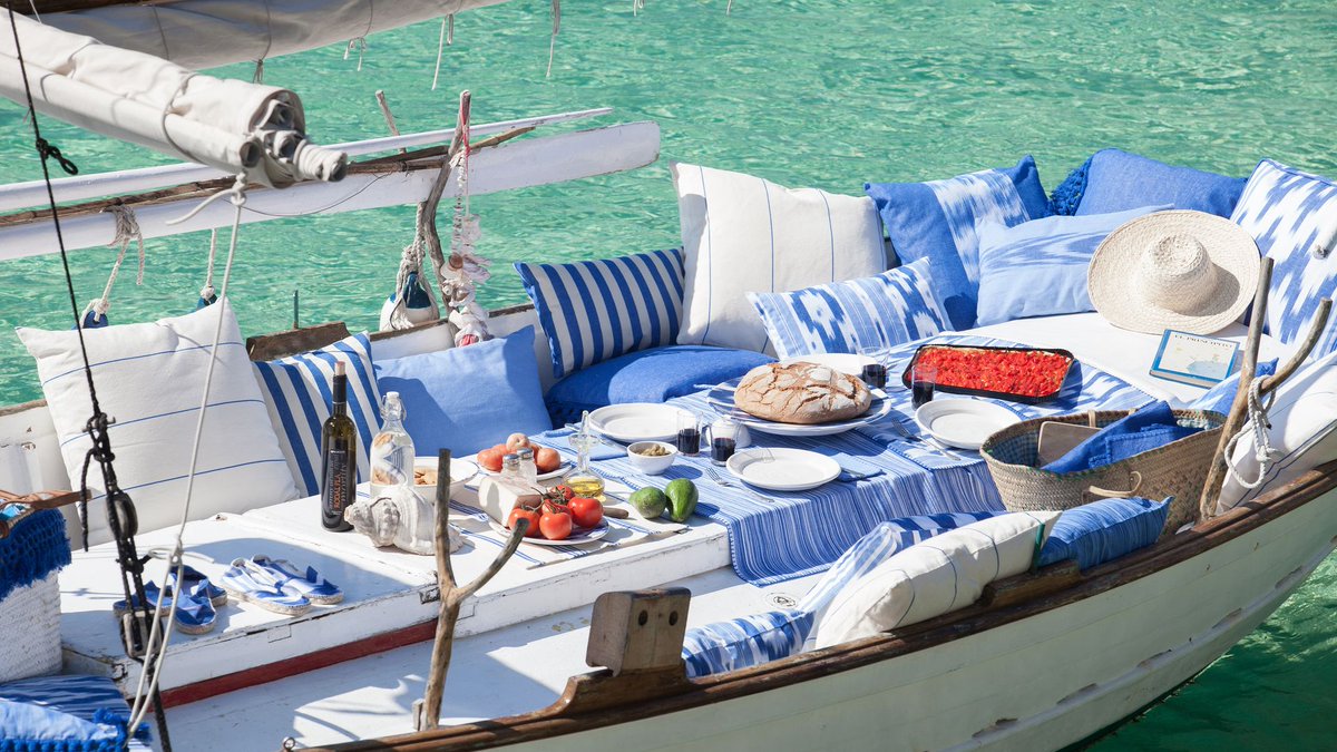 ¿Sabías que la tela de lenguas mallorquinas es uno de los tejidos más representativos de #Mallorca? Elaborado aún hoy en antiguos telares mediante la técnica milenaria del ikat.🧵🪡

📍 Si quieres ver cómo se fabrica, puedes visitar alguno de los telares tradicionales de la isla: