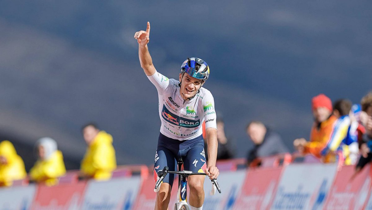 #LaVuelta25 🇪🇸 / 🎙 Décla
🇮🇹 Giulio Pellizzari (RBH) : "C'est le meilleur moment de ma carrière, courte jusqu'à présent. Aujourd'hui, j'ai eu une sensation étrange. J'avais l'impression que ça pouvait être mon jour. Et je dois remercier mon équipe, surtout Jai (Hindley)."

📷 ASO