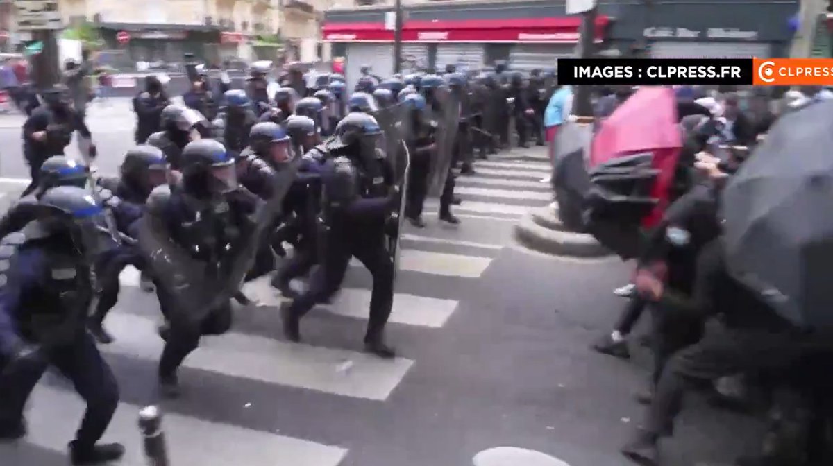 FebvreMarc's tweet photo. @bloquonstout D'un côté on a des manifestants qui se protègent symboliquement avec des parapluies innoffensifs, et de l'autres on a une police militaire qui charge avec une violence inouïe... C'est ça la France ? https://t.co/A2RaXmLm9v