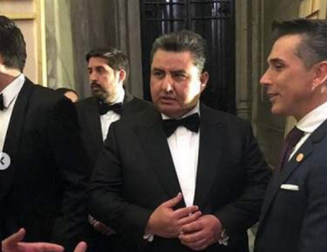 noticias_gab's tweet photo. 🔴 Naasón Joaquín otra vez en el banquillo… pero el “apóstol” sigue teniendo fans 💀

Acusan al líder de La Luz del Mundo de crimen organizado y tráfico sexual en Nueva York. 

Sí, el mismo que ya cumple 16 años de cárcel por abusar de niñas. Ahora resulta que también grababa y compartía el horror. Todo, claro, en nombre de la salvación. 🙃

Según la fiscalía, no solo abusaba: tenía toda una red que lo ayudaba a intimidar víctimas, borrar pruebas y predicar que dudar de él era condenarse al infierno. 

Un culto hecho negocio, con marketing religioso y violencia detrás del púlpito.

Pero aquí seguimos, con templos llenos, diputados que lo aplauden y fieles que lo veneran. 

Qué difícil es romper el hechizo cuando el abuso viene disfrazado de fe.