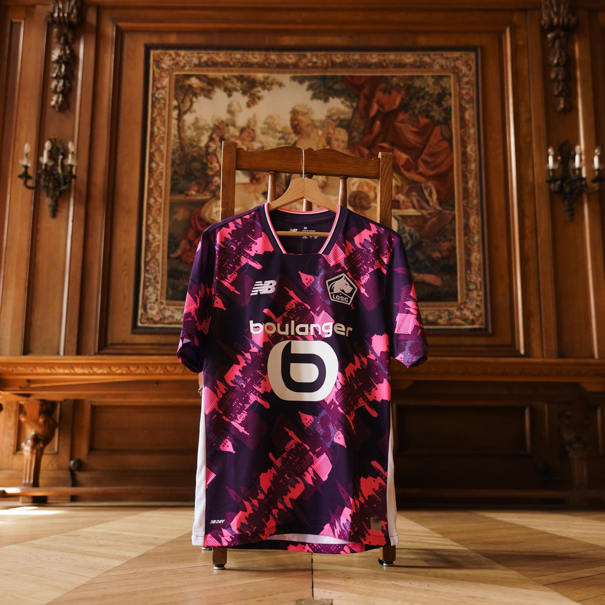 ActuL1_'s tweet photo. 🚨🚨 OFFICIEL ! LE LOSC DÉVOILE SON NOUVEAU MAILLOT FOURTH ! 🥵🩷💜

Votre avis ? 

📸 @losclive https://t.co/kZPWgAygMu