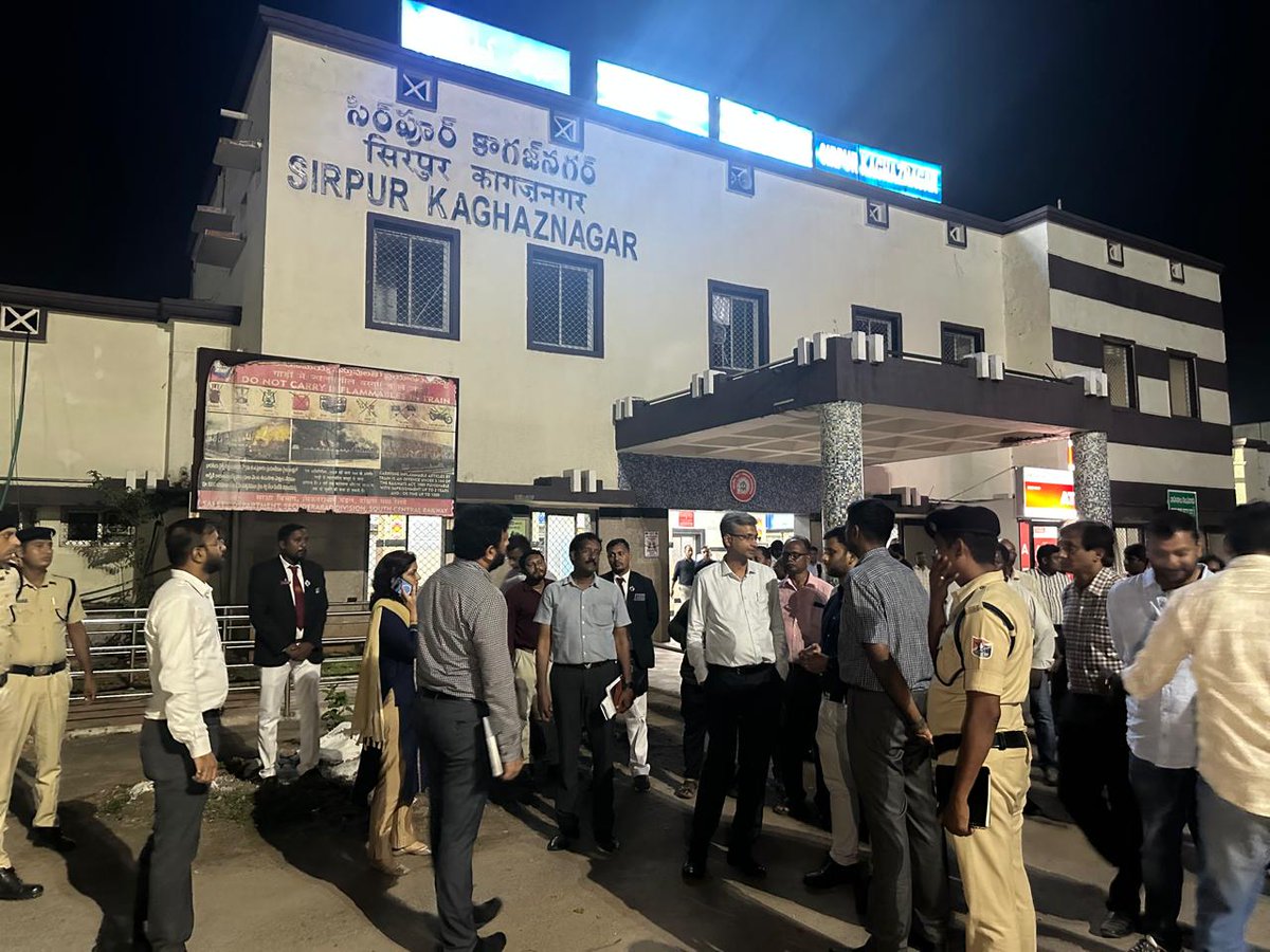 drmsecunderabad's tweet image. Dr .R. Gopalakrishnan, DRM Secunderabad inspected, passenger amenities , #Circulating area #Develolment works undernprogress #Railway colony , #improvement works to be carried out @SirpurKaghaznagar