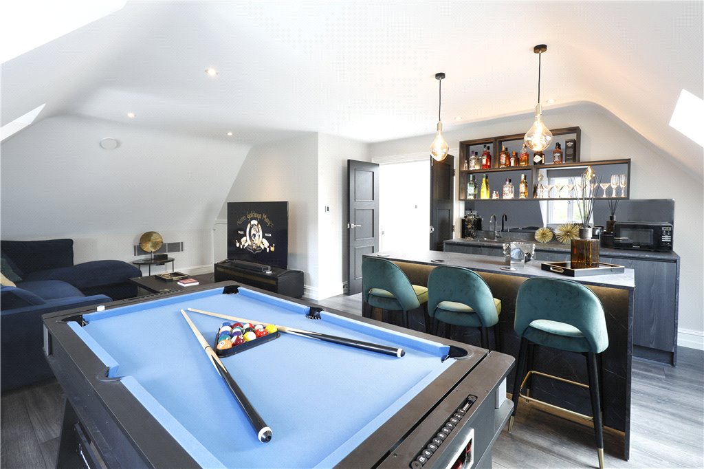 Robert Holmes & Co tweet media