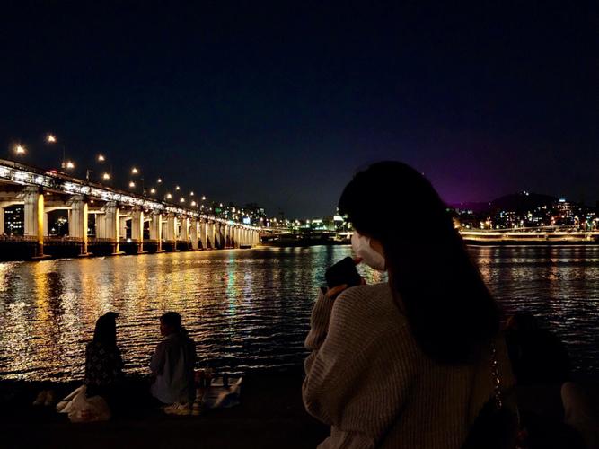 fringe challis fraenum
As the sun sets, Seoul truly comes alive. Watch from Namsan Tower as the city transforms into a river of diamonds, where ancient palaces are softly lit against a backdrop of towering modern marvels. This is where tradition and the future shine together.