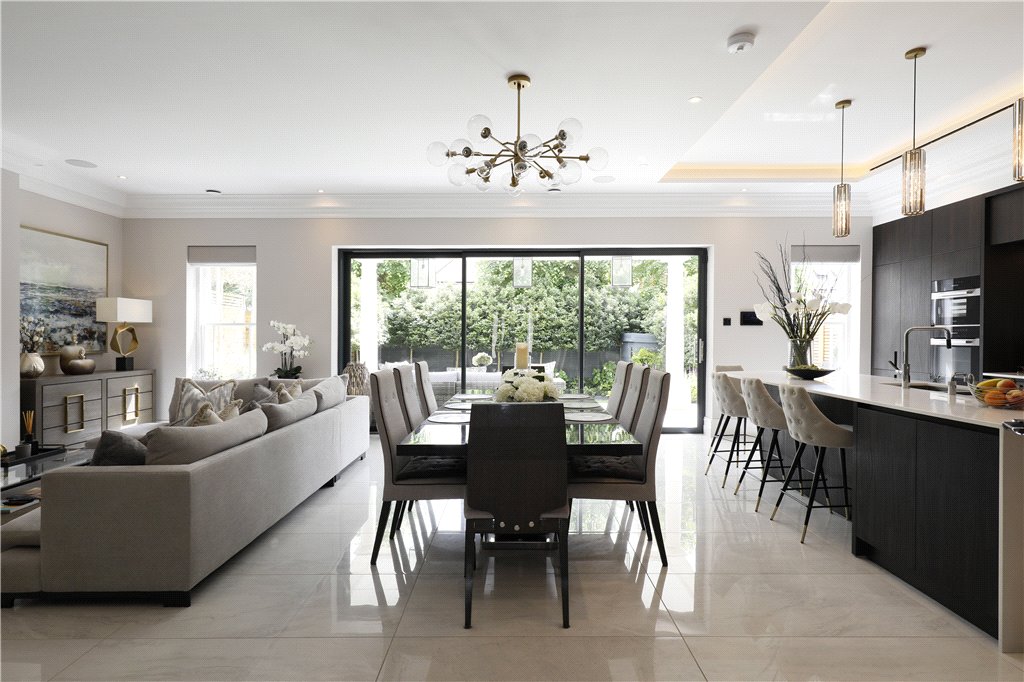 Robert Holmes & Co tweet media