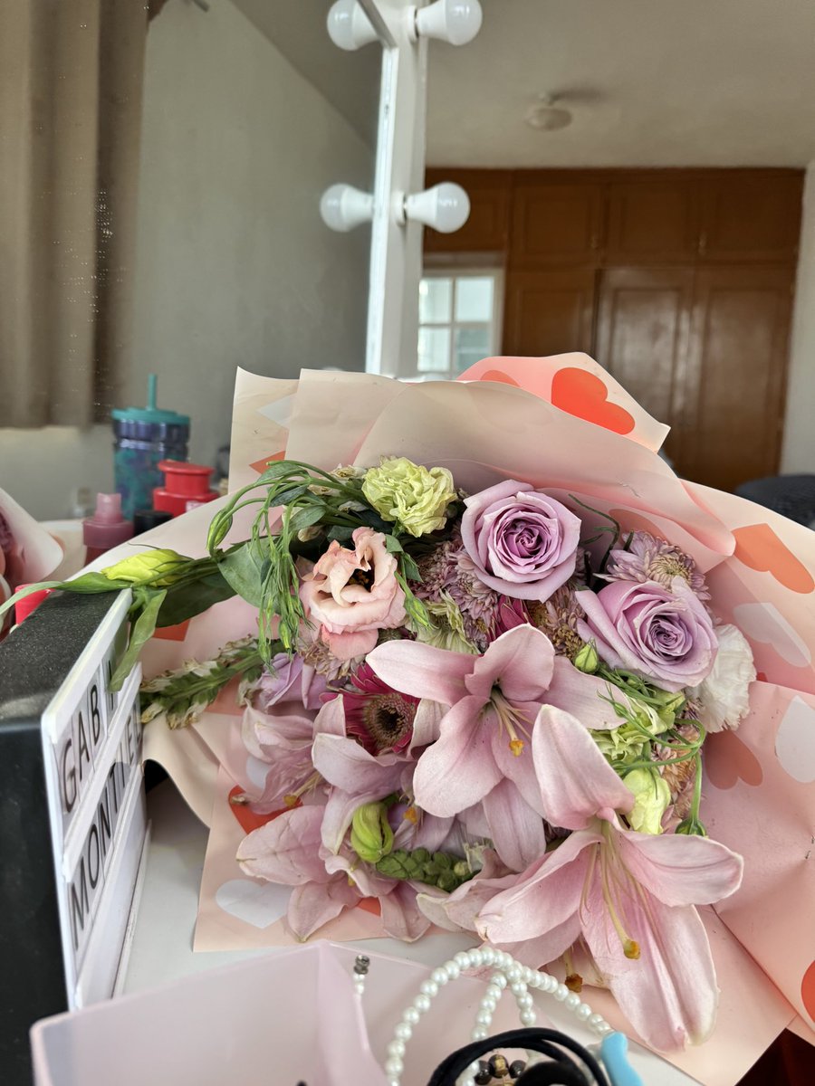ManillaMontiel's tweet photo. Pues me hubiera gustado más que no la cagaras, pero gracias por las flores https://t.co/UkJZnUErht