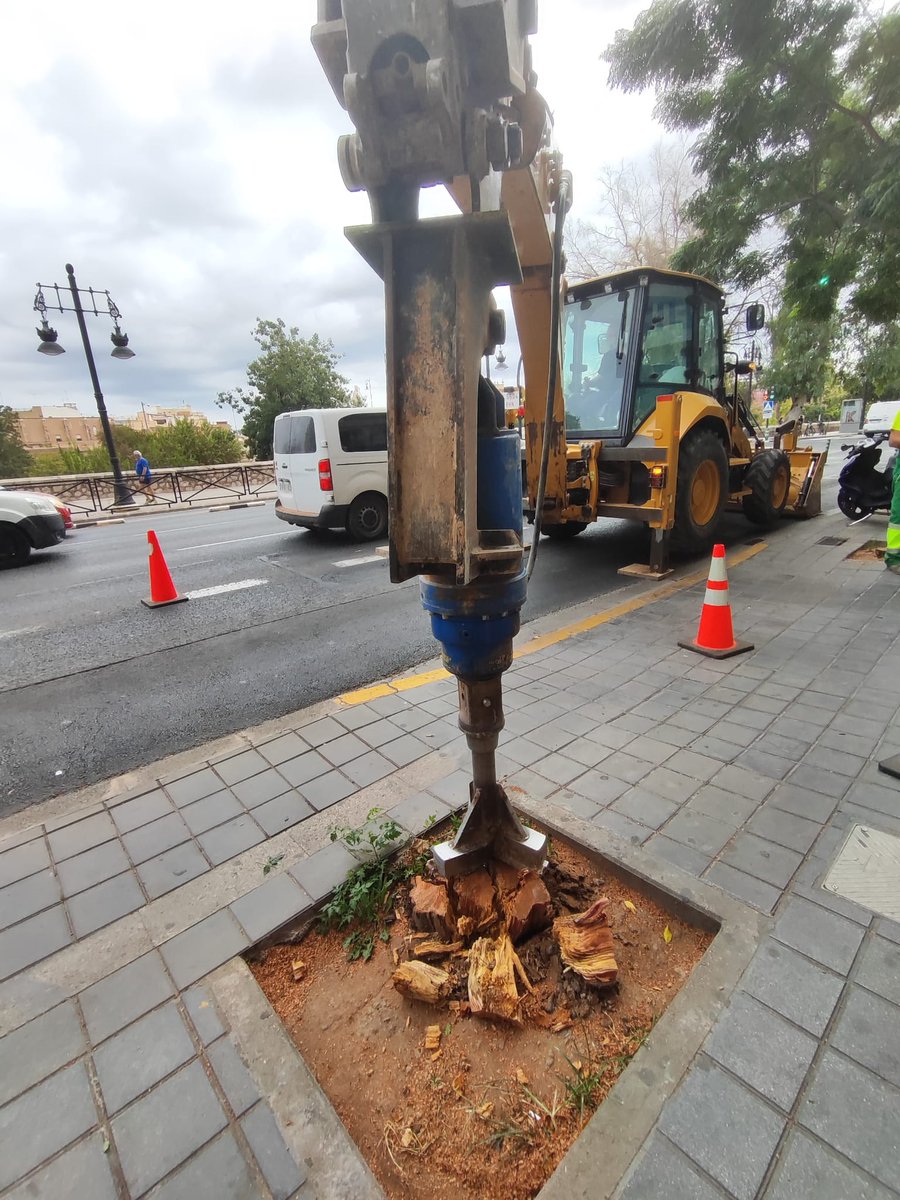 Un juguetito que va realmente bien para retirar tocones en alcorques...sin romper nada. Pero no es un robot, detrás hay un conductor capaz y formado.