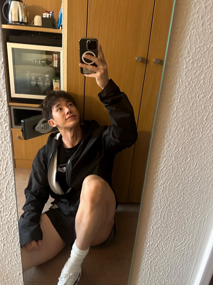 Wonho arrived safely in London! Wonho running coooorrrrreeeee 🥹😂
#원호 #ウォノ #WONHO