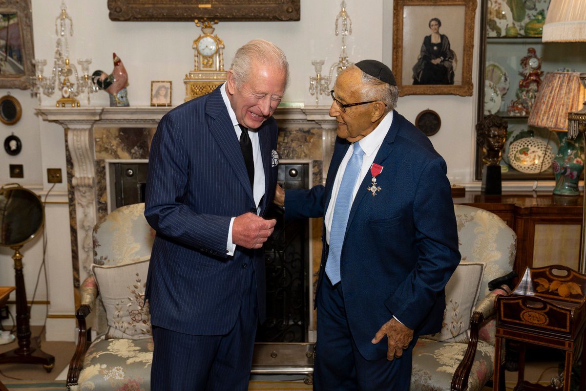 King Charles welcomed a special guest into Clarence House after he jetted down from Scotland. The King invested Holocaust survivor Manfred Goldberg, 94, with the Insignia of a Member of the Most Excellent Order of the British Empire (MBE).
📸PA