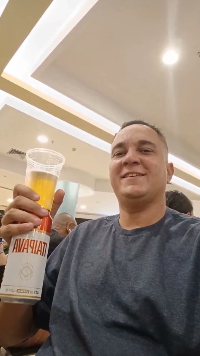 hugoazevedofc's tweet image. Oh povo feio do caralho pelo shopping mas o gelo não para🍺