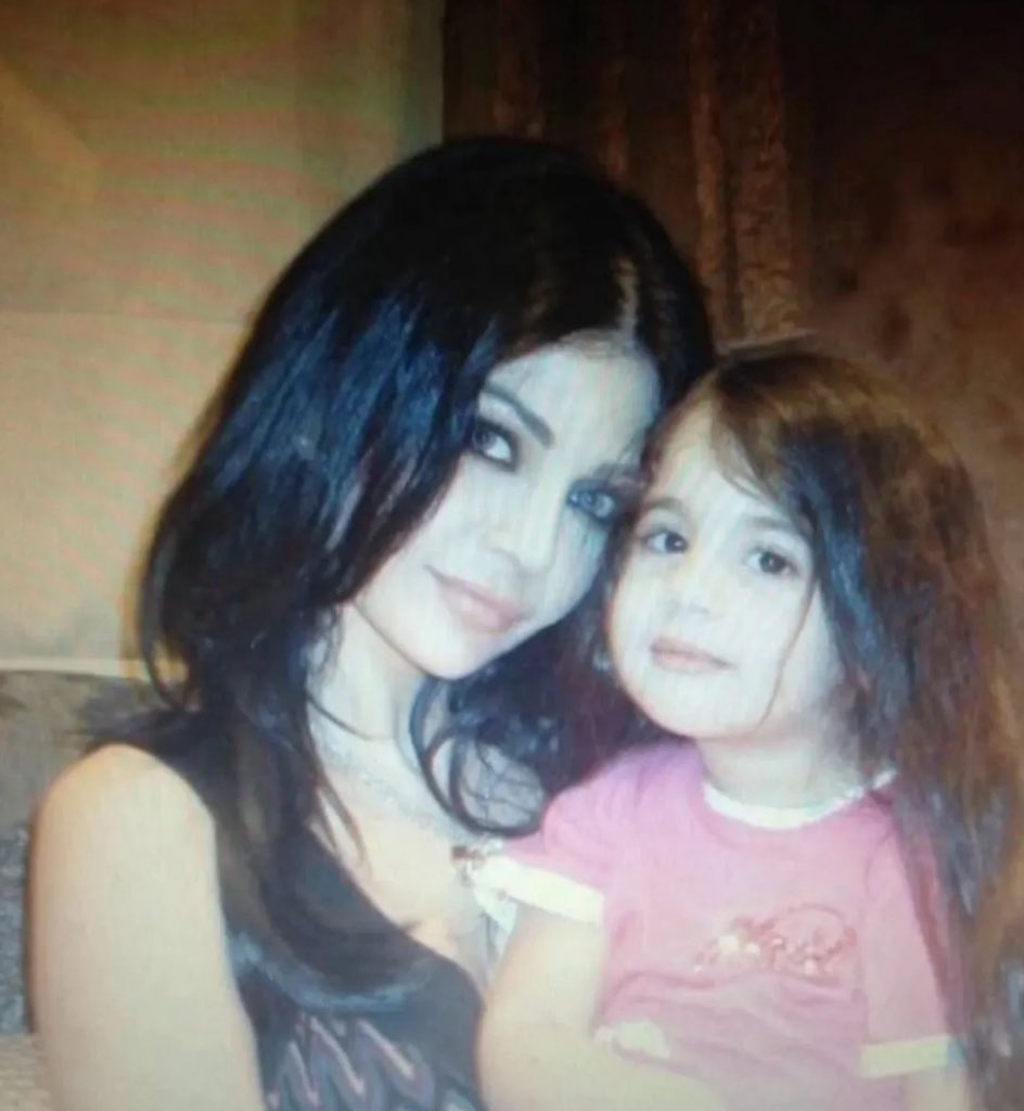 girlyhusky's tweet photo. me and my niece https://t.co/je5zQCOwL4