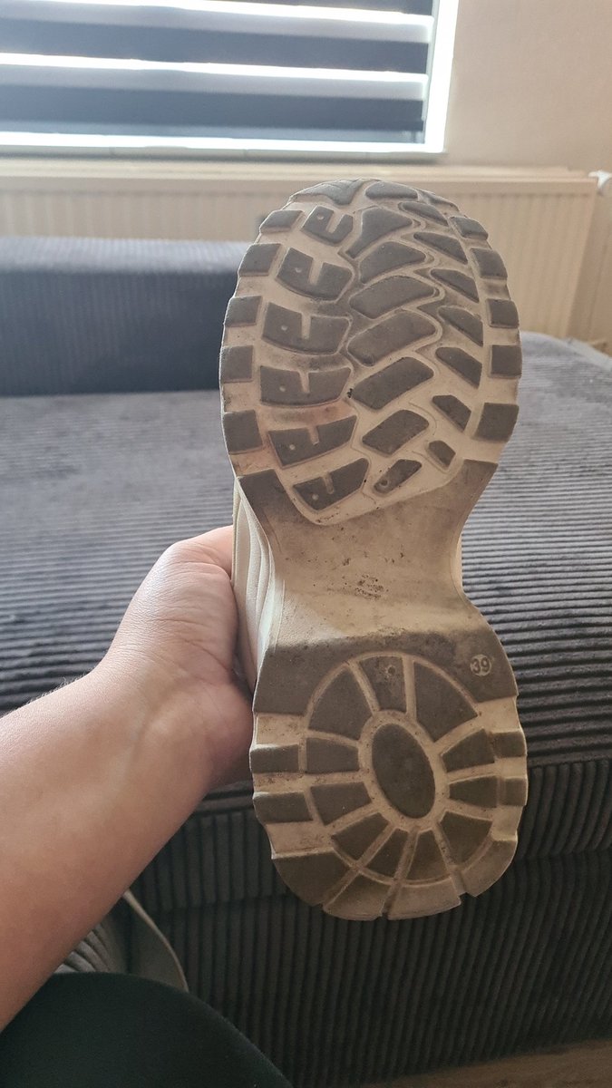 Curvygoddes1's tweet photo. Mijn schoenen hebben een likbeurtje nodig en als je het goed doet krijg je een verassingstrap na 😁

Findom findomnl fendom betaalslaaf tikkieslaaf https://t.co/9PSIPJaLuJ