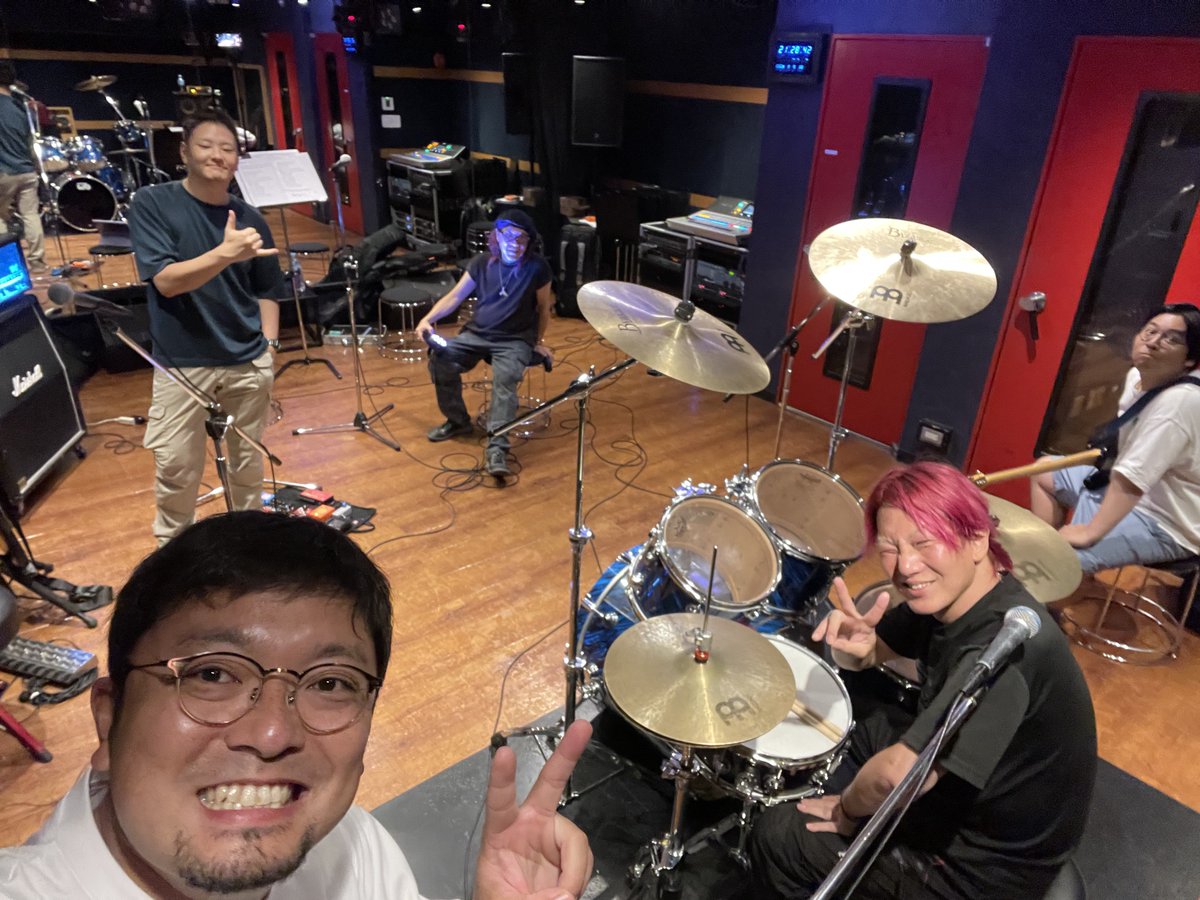 どうやらみんなバンド練習だったようで！

おすみさんの顔色が紫なのは手持ちのカラフルな照明のせいww

広ーいスタジオ最高だった( ・∇・)

x.com/jun825m4/statu…