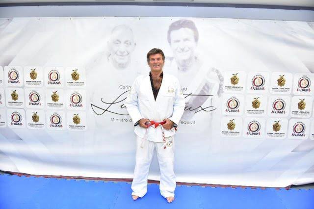 UM FAIXA VERMELHA DE JIU-JITSU DIFICILMENTE SERÁ UM FROUXO! FUX MOSTROU MUITA CORAGEM, HOJE, E MERECE MUITO RECONHECIMENTO DO POVO BRASILEIRO!