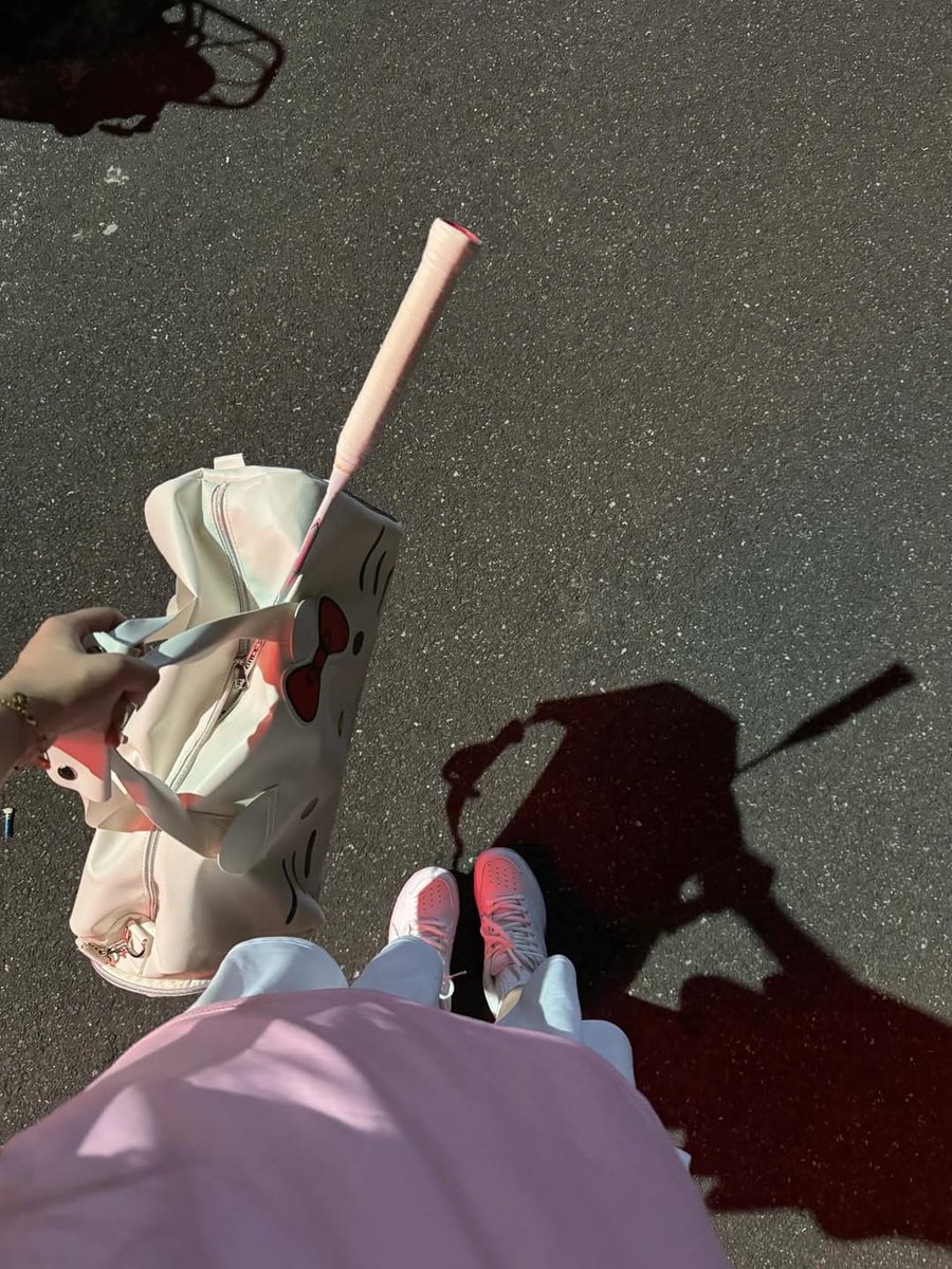 enkidgo's tweet image. 今日バドミントンをしに行ったけど、握っているのはラケットだけ🏸|||バドミントンをしている女の子はどこですか？#バドミントン #おやすみ