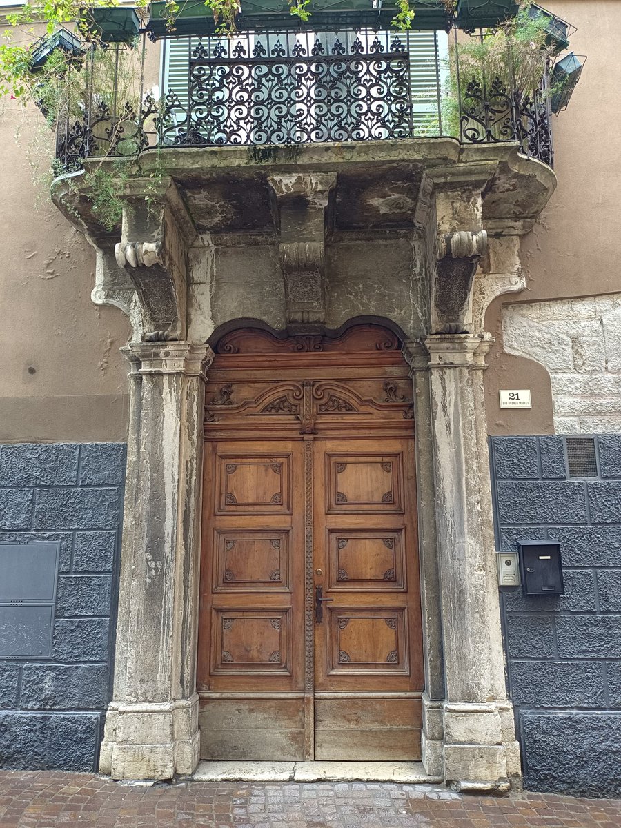 Sehr schöne Türen gibt es in der
schönen Stadt Riva del Garda 🌿
#TürzumAbend