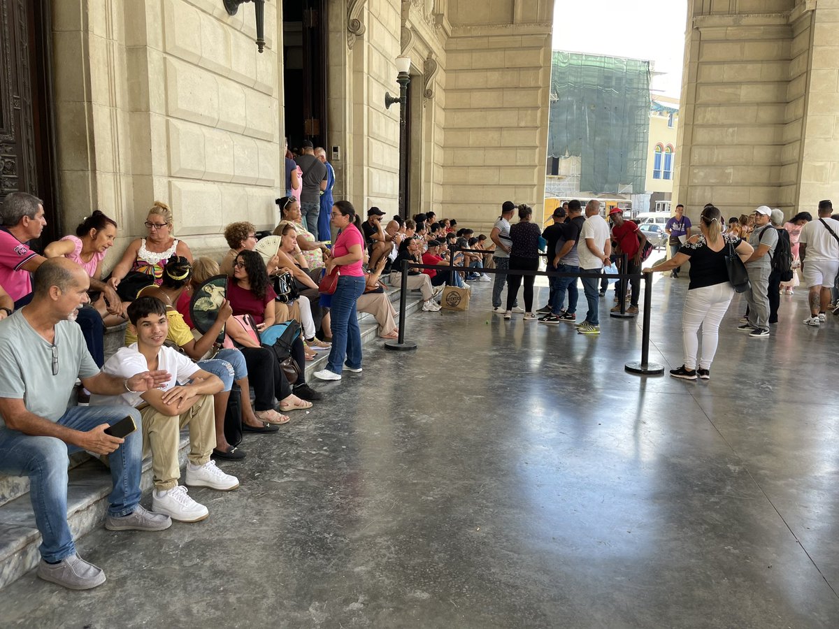 CNN_Oppmann's tweet image. Cubans waiting for the power to come back as the island’s electrical grid went down for the 4th time in a year. There are power outages in most neighborhoods every day here but an unannounced nationwide blackout is far more worrying.