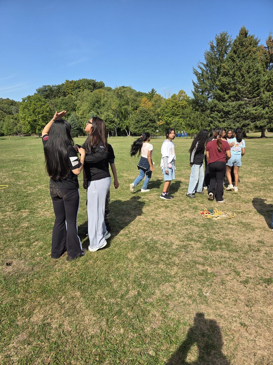 MrPsClassSEC's tweet image. A beautiful, sunny day at Morningside to work on communication, teamwork, and cooperation. #grade8 #teamwork #outdooreducation @campionchamps