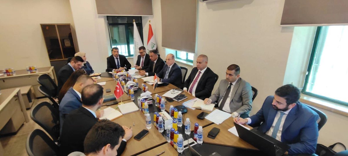 انعقد اليوم اجتماع ثنائي رفيع المستوى بين وفد وزارة النقل والمواصلات والشركة العامة لموانيء العراق و الوفد الحكومي التركي في اطار مواصلة التنسيق والتعاون في مشروع طريق التنمية

ترأس الجانب العراقي الدكتور المهندس فرحان الفرطوسي، مدير عام الشركة العامة لموانئ العراق (Al Faw Grand