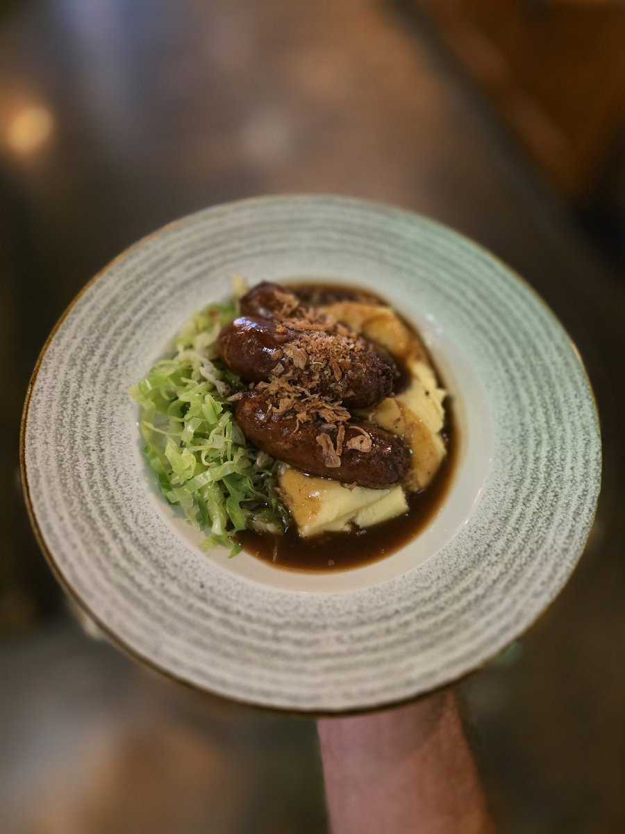 LemanStTavern's tweet image. There&apos;s a real chill in the air today. Warm yourself up with a classic 😋 
#bangersandmash #pubclassics #food #dinner