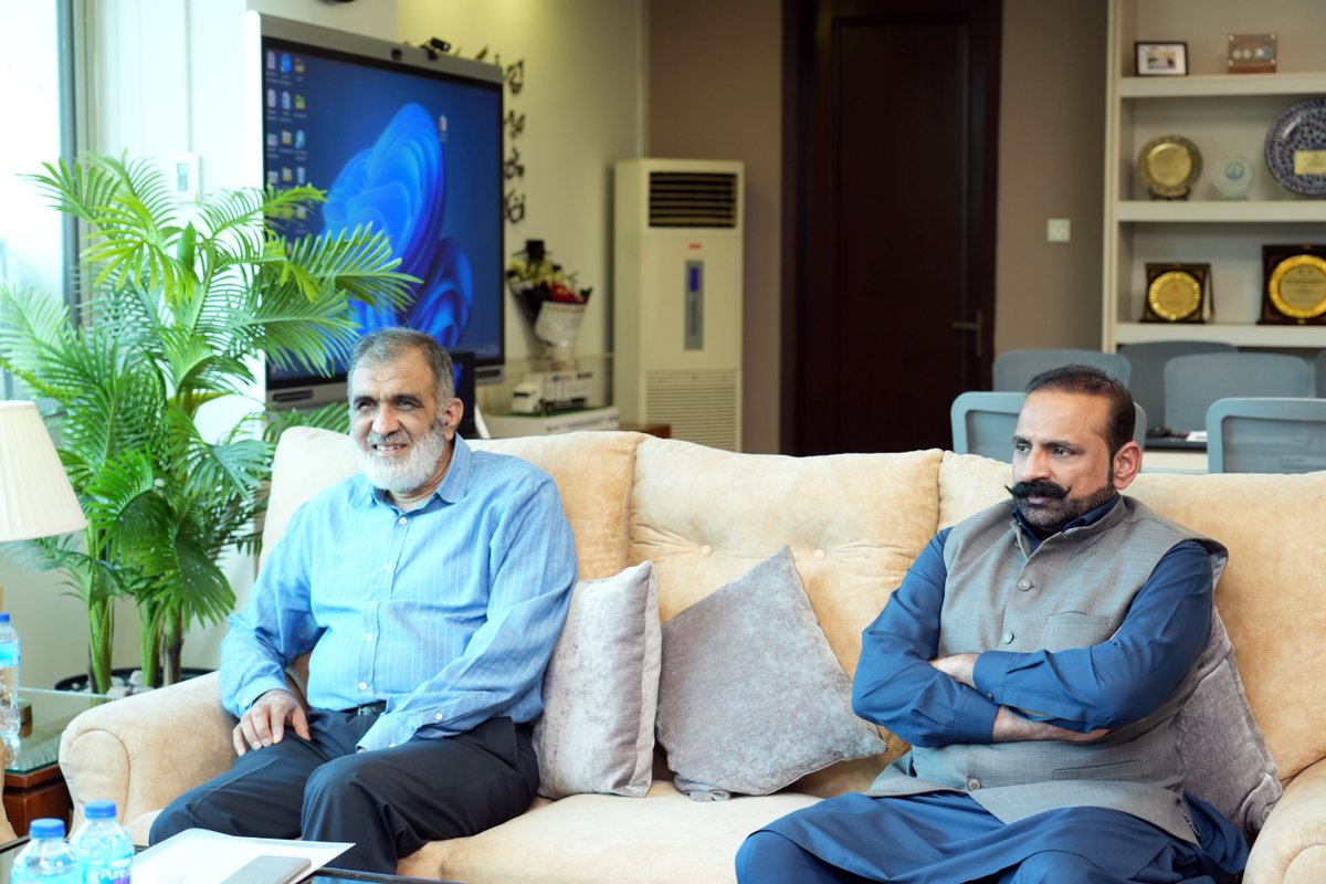 وفاقی وزیرِ صحت سید مصطفیٰ کمال سے  ڈاکٹر سعید الٰہی اور ایم این اے سید حفیظ الدین سے ملاقات
اسلام آباد: وفاقی وزیرِ صحت سید مصطفیٰ کمال سے ڈاکٹر سعید الٰہی (سابق رکنِ قومی اسمبلی پنجاب) اور ایم این اے سید حفیظ الدین نے ملاقات کی۔  
ملاقات میں ریڈ کریسنٹ کے کردار، اس کی خدمات اور