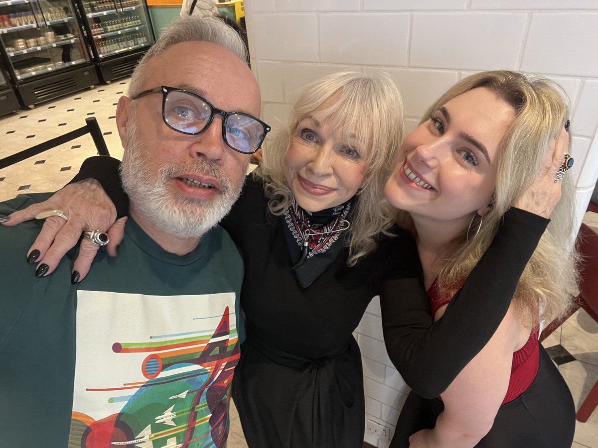 ManningOfficial's tweet photo. on my way back overground & buses for a very special birthday catch up with all round fabulous clever creative @0hMySt4rs ❤️here with @davecrossx & #RicciUnwin on phone from the Azores ! Beth hope u enjoy our little gift for #NcutiGatwa in #Bornwithteeth 😘 https://t.co/O4Mwk79T5m