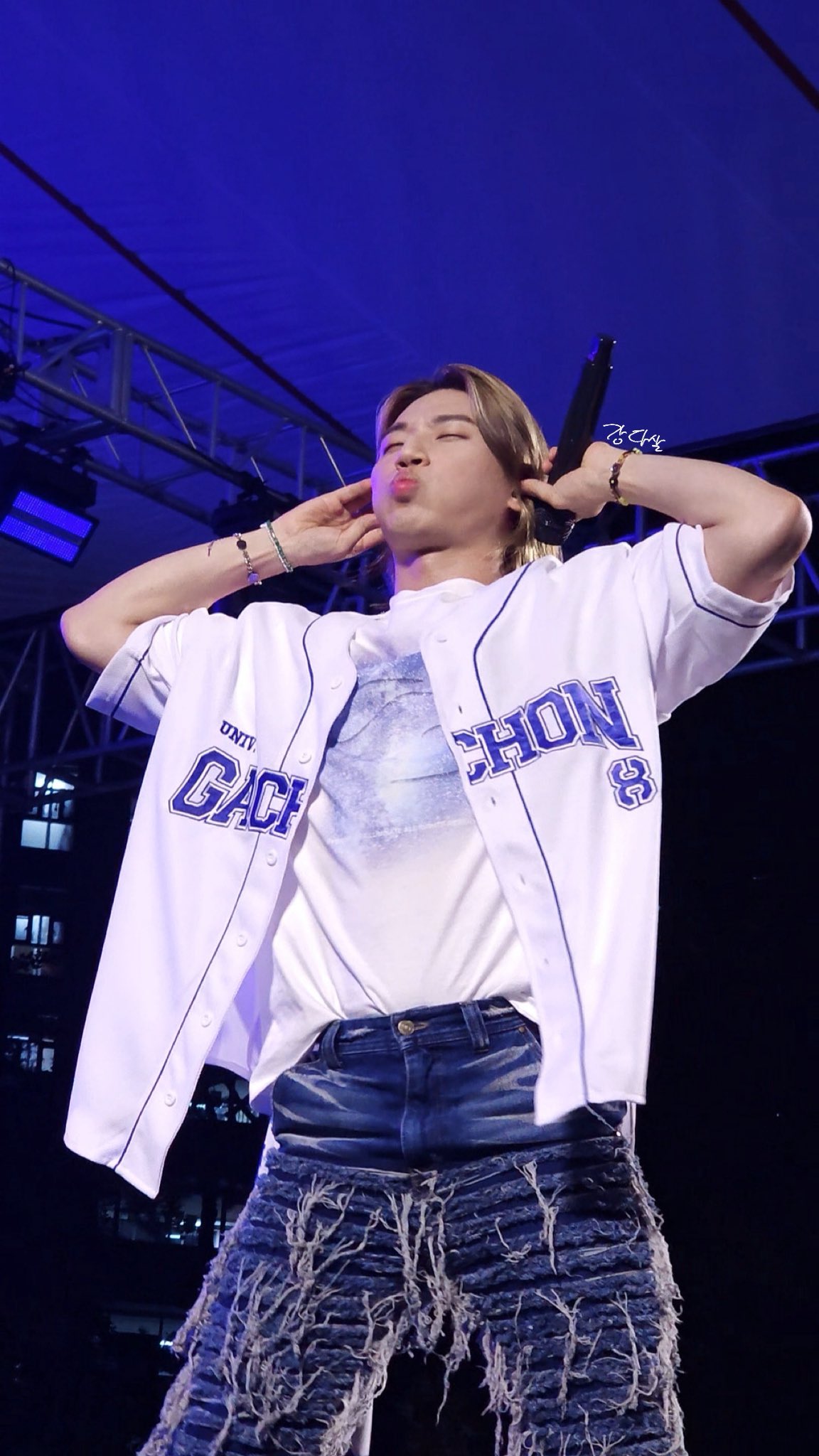 G-DRAGON ソウルコンサート 旗 G-DRAGON ソウルコンサート 旗 Fan causes stir at G-Dragon's