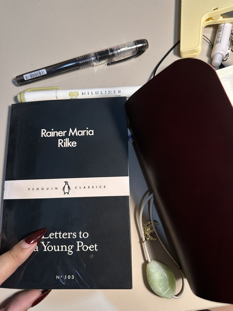 luneillei's tweet photo. rereading a favorite book so i can (hopefully) get out of this reading slump https://t.co/HR6TdBz3Ub