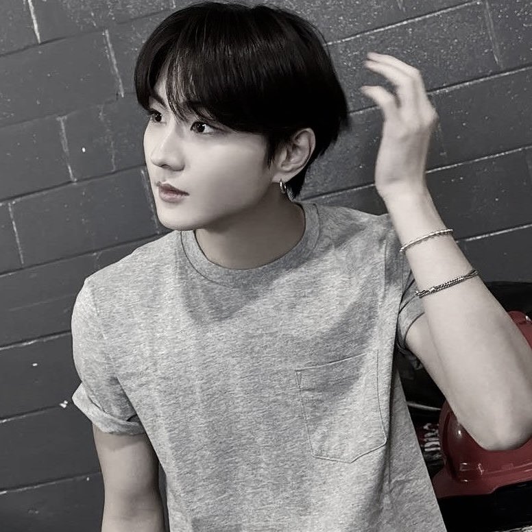 Jlungwon's tweet image. Things I like:  
– Cuddling  
– You  
– Cuddling with you. :3