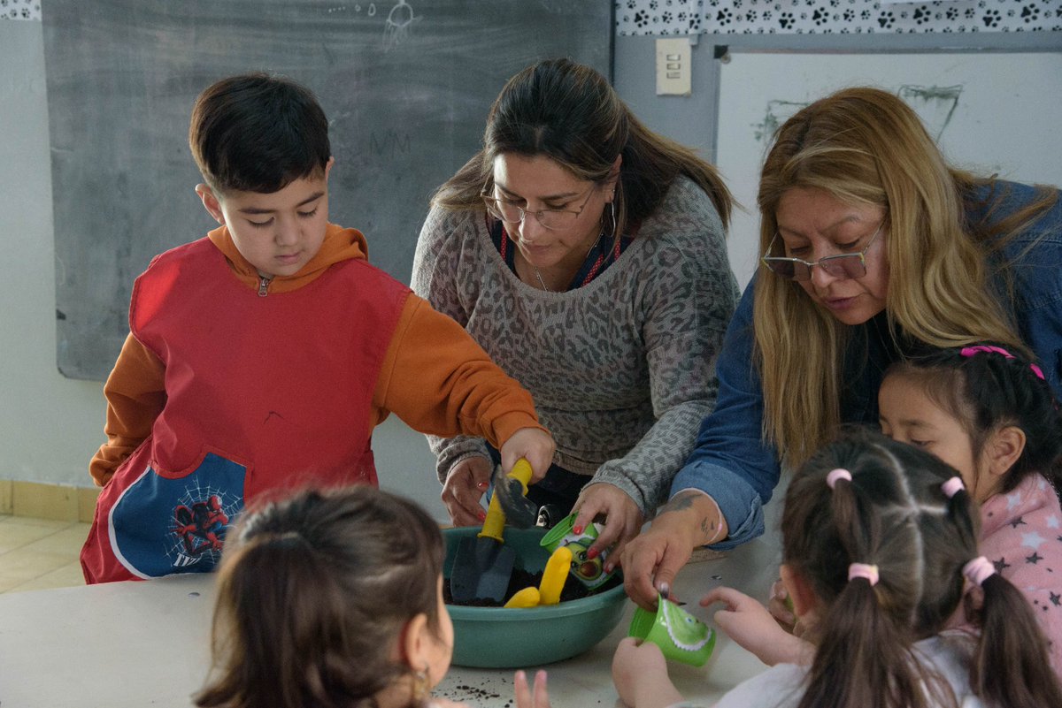 Mini huerteritos 🌱✨
Niños y niñas del Jardín N°132 sembraron sus primeras acelgas con el equipo de Transformación Productiva y Agricultura Urbana 👩‍🌾♻️ Una jornada de juego y aprendizaje sobre cuidar el planeta desde chiquitos 🌎💧 #integracionsocioproductiva