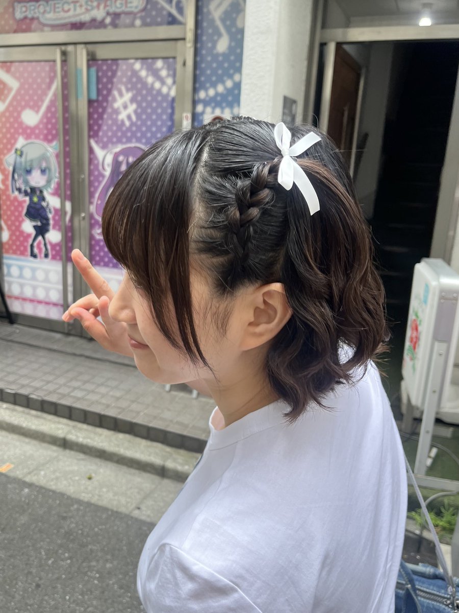 髪型は、編み込みのハーフツイン
内側が外はね、表面が26mmのミックス巻きです