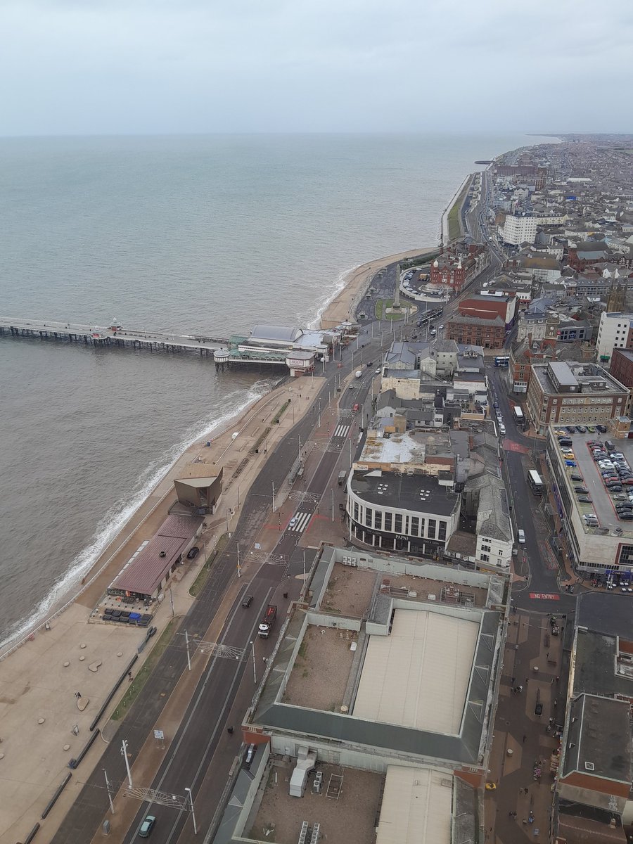 🄻🄰🅄🅁🄰 tweet media