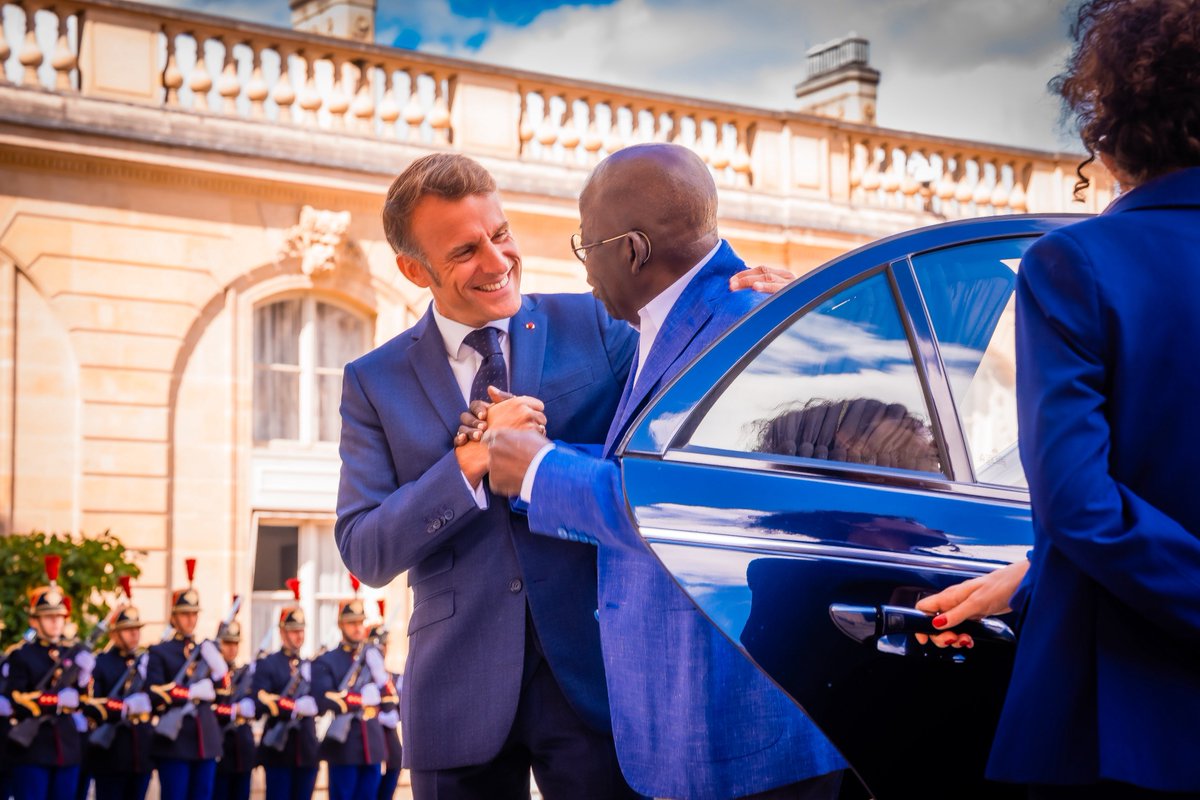 officialABAT's tweet image. Had a productive lunch with President Emmanuel Macron @EmmanuelMacron today at the Élysée Palace.

We reviewed key areas of cooperation between Nigeria and France and agreed to deepen our partnership for mutual prosperity and global stability.