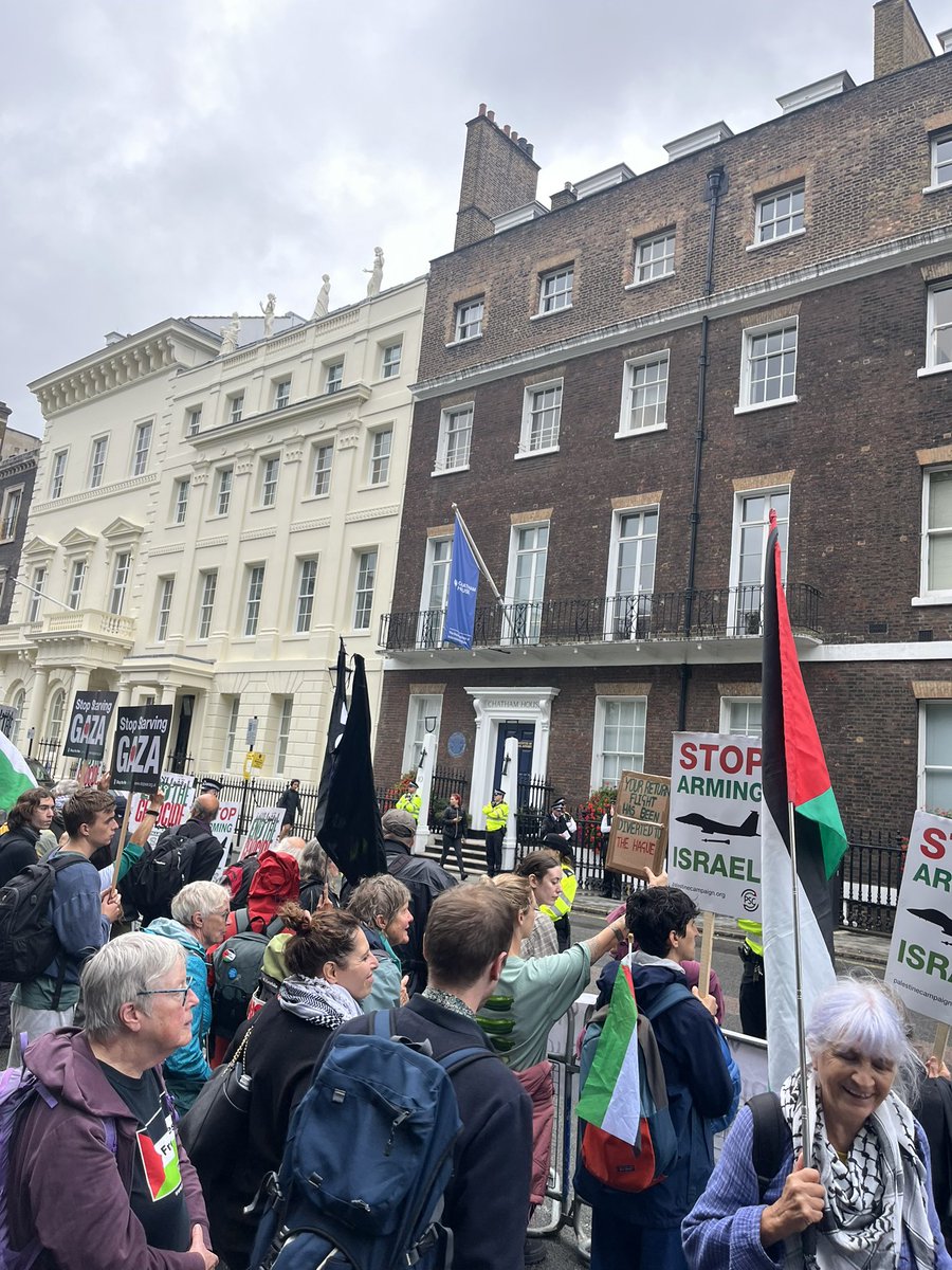 People starting to arrive at Chatham House to demand Israel’s President Isaac Herzog is arrested when he arrives. Join us 🇵🇸